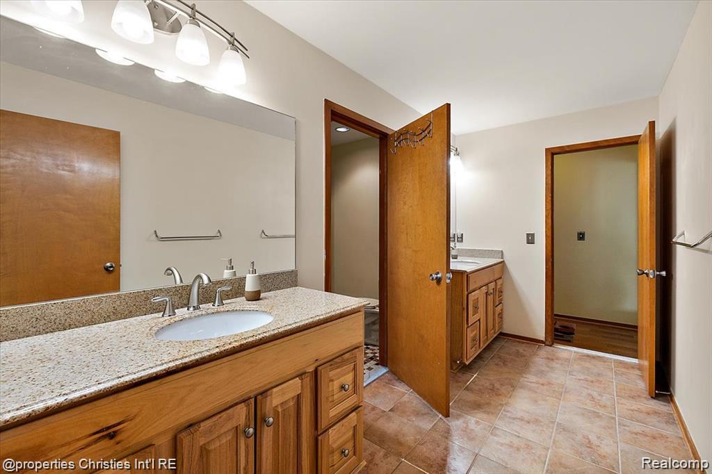 4566 Walden Drive, Bloomfield Hills, MI 48301 — Photo 35