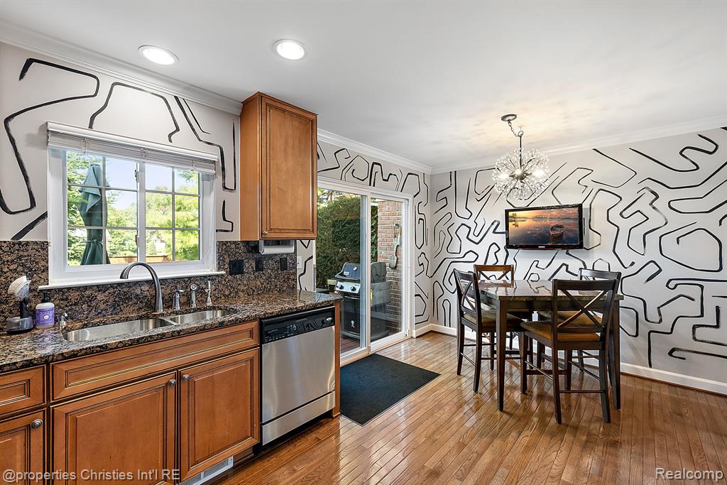 301 JAMES Circle, Royal Oak, MI 48067 — Photo 17