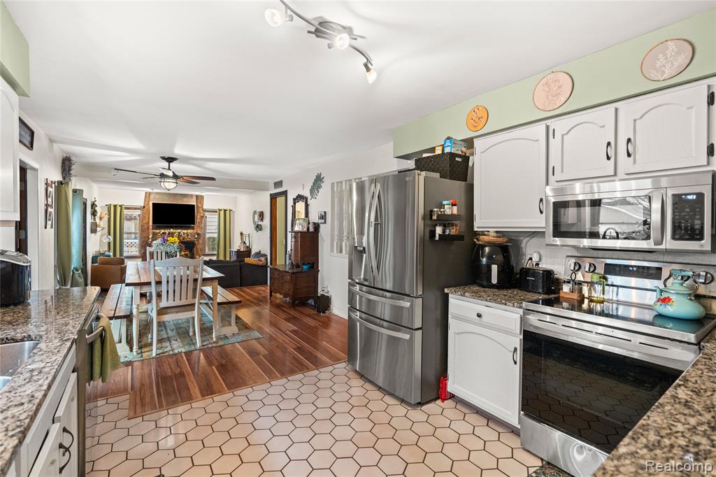 6076 E Carpenter Road, Flint, MI 48506 — Photo 11