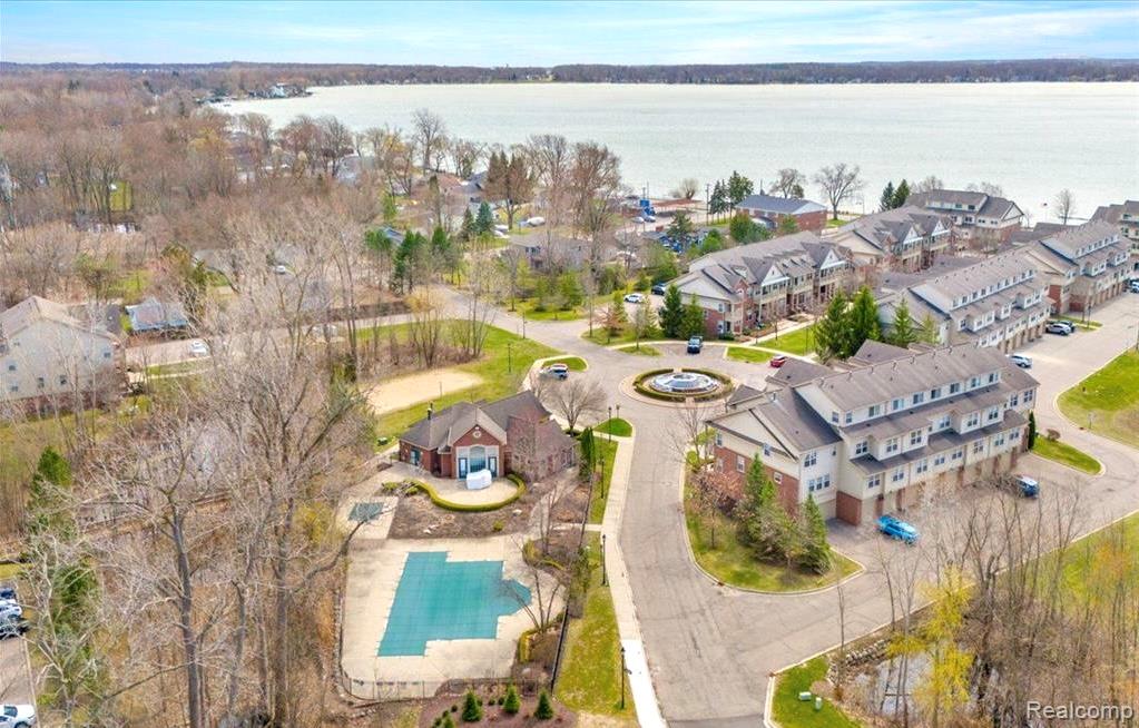 526 Red Oak Court, Walled Lake, MI 48390 — Photo 4