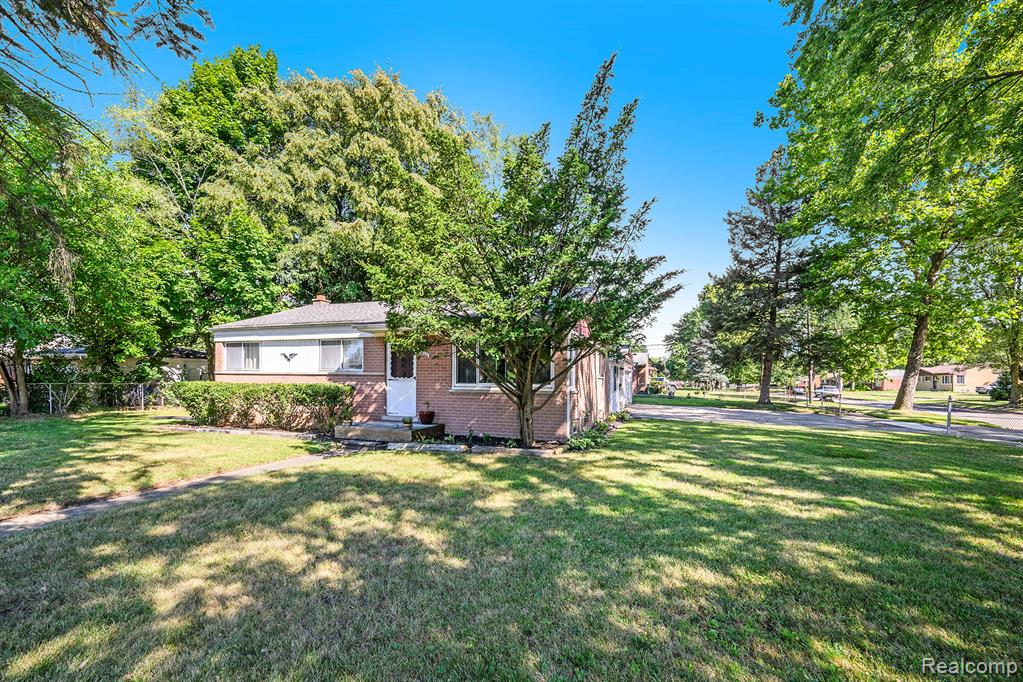 6100 Williams Lake Rd, Waterford, MI 48329 — front exterior