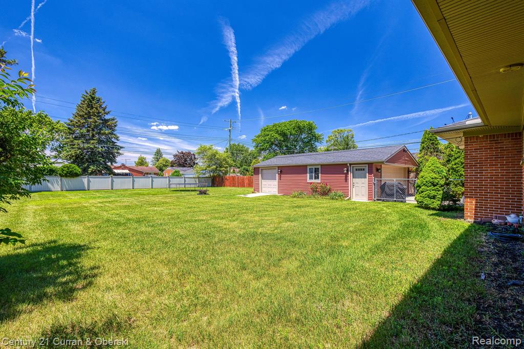 8943 ROSLYN Street, Livonia, MI 48150 — Photo 23