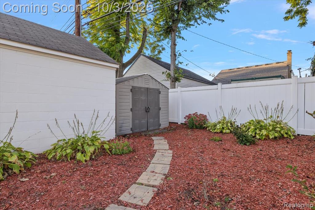 13154 Kingston Avenue, Huntington Woods, MI — Photo 49