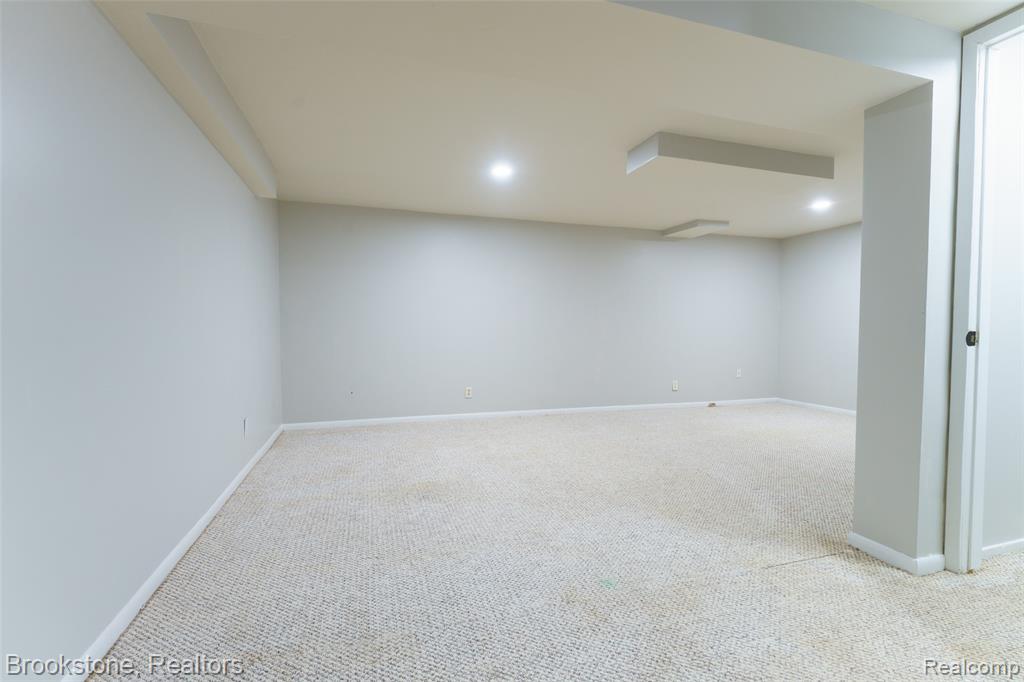 886 Whisperwood Trail, Fenton, MI 48430 — Photo 18