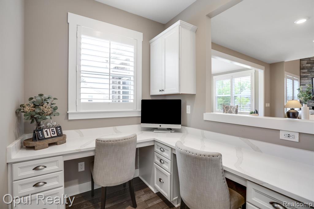 7484 HARDWOOD Circle, Canton, MI 48187 — Photo 18