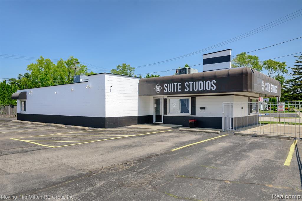 573 E Huron River Drive, Belleville, MI 48111 — front exterior