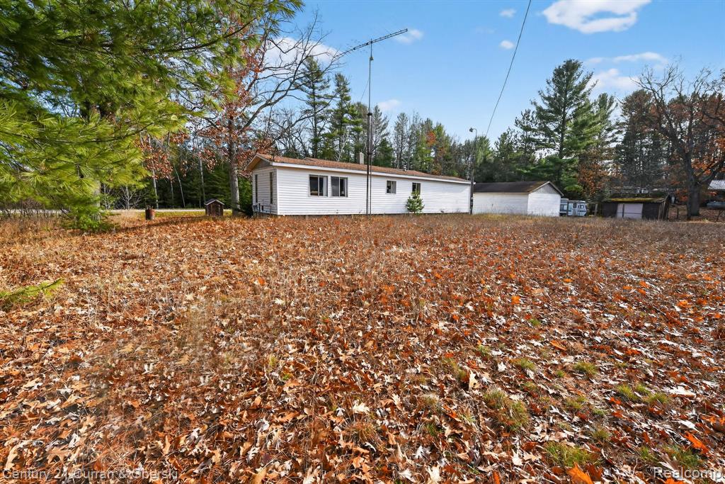 10 S Imperial Drive, MI 48763 — Photo 19