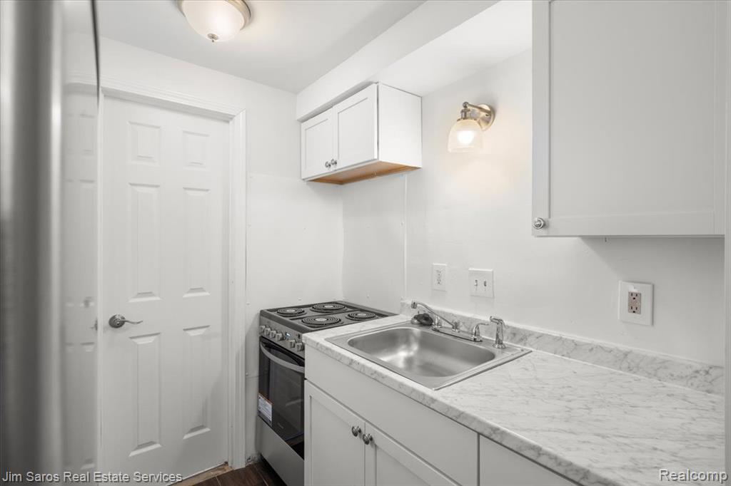 590 Parkview #001 Drive, Detroit, MI 48214 — Photo 7