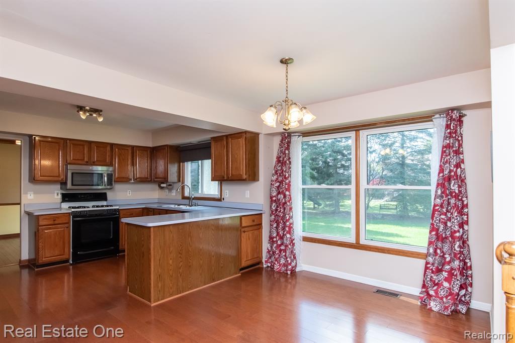 5201 CROWFOOT Drive, Troy, MI 48085 — Photo 22