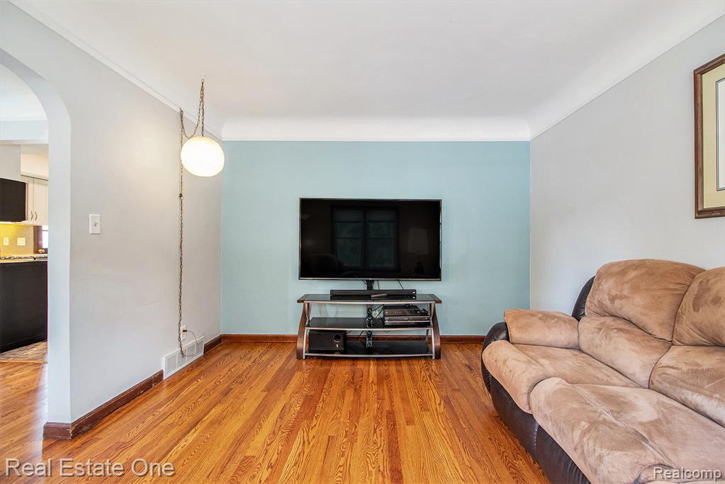 96 Detroit, Trenton, MI 48183 — Photo 9
