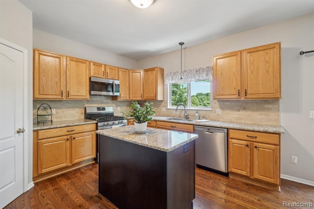 627 OLIVIA Drive, Milford, MI 48381 — Photo 12