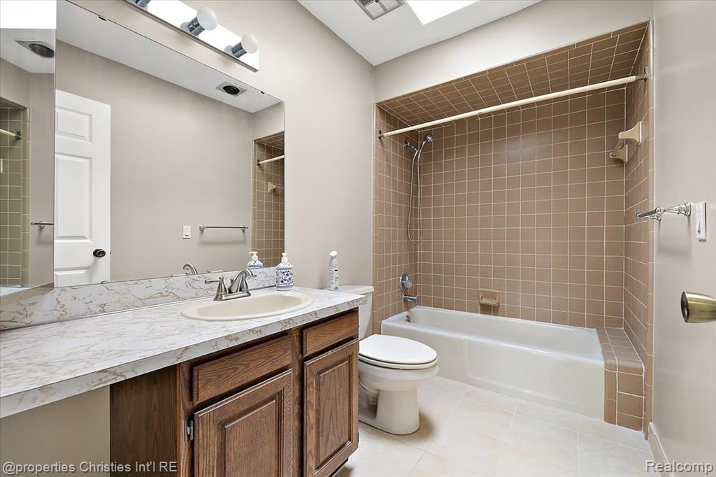 4069 Harbor Vista Drive, Orchard Lake Village, MI 48323 — Photo 39