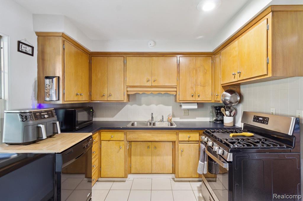 208 E SAINT CLAIR Street, Almont, MI 48003 — Photo 14