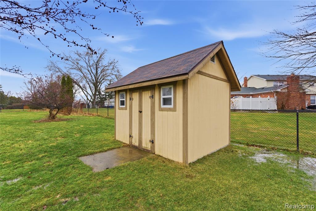 7095 Elmwood Drive, Grand Blanc, MI 48439 — Photo 46