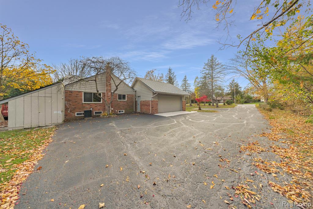 5731 FARMINGTON Road, West Bloomfield, MI — Photo 39