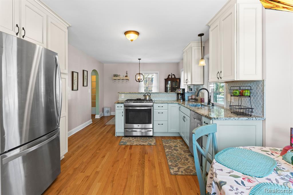 9806 BERWICK Street, Livonia, MI 48150 — Photo 15