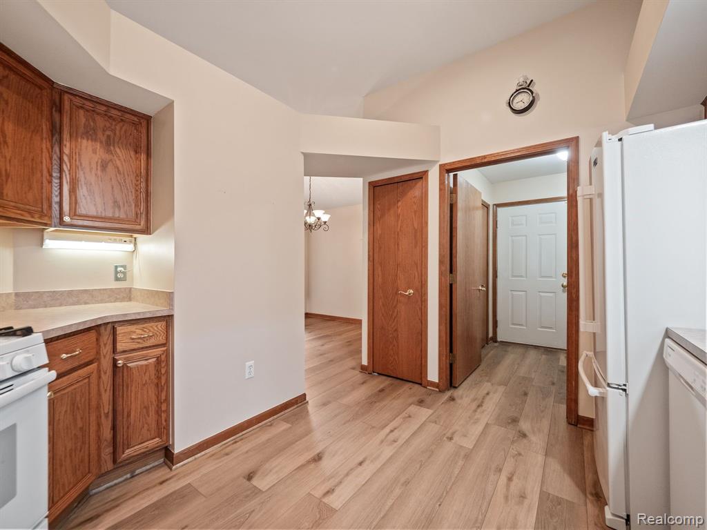 4466 WISTERIA Court, Warren, MI 48092 — Photo 6