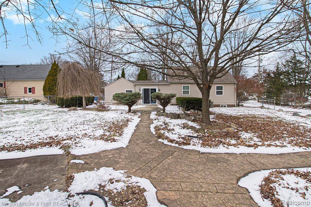6479 Simmons Road, Waterford, MI 48327 — Photo 17