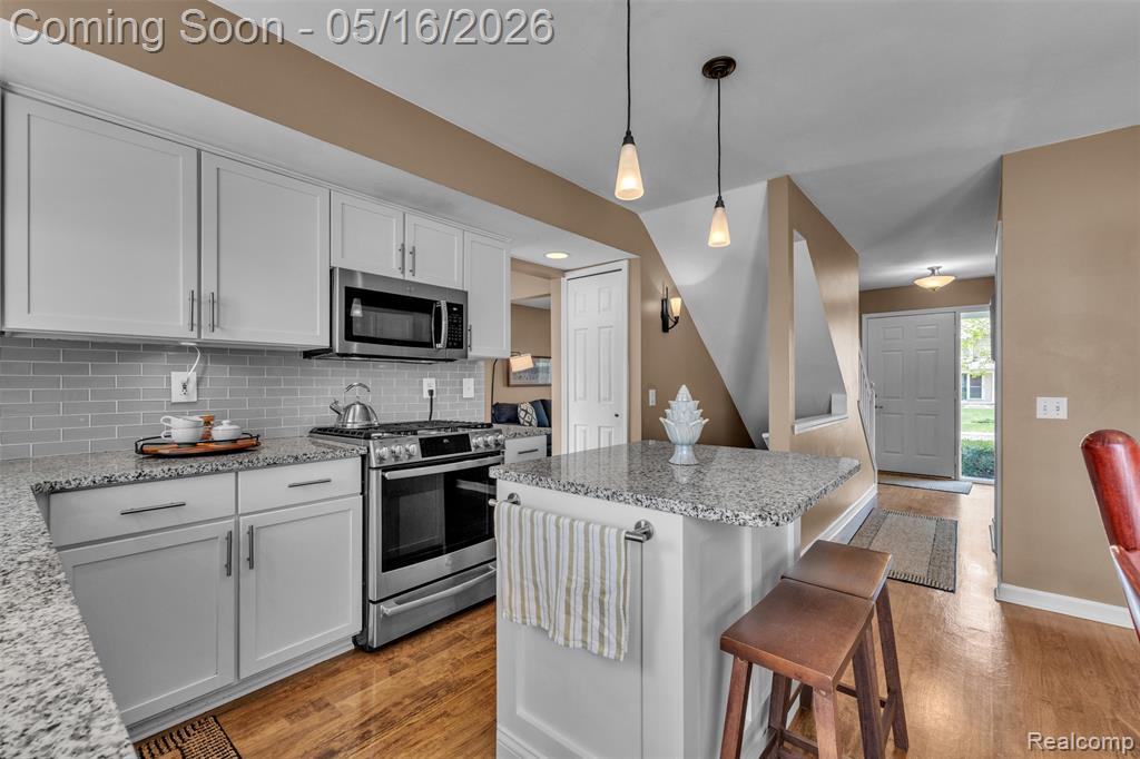 944 S Parkwood Drive, South Lyon, MI 48178 — Photo 9