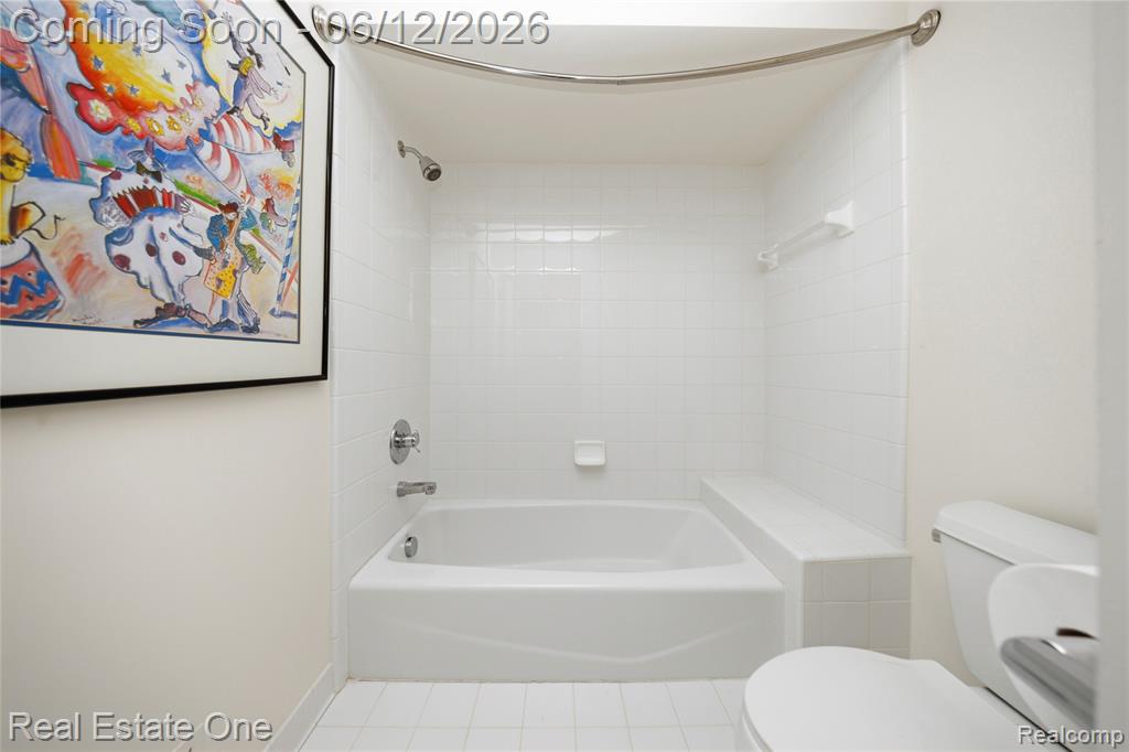 7026 Daventry Woods Drive, West Bloomfield, MI — Photo 39