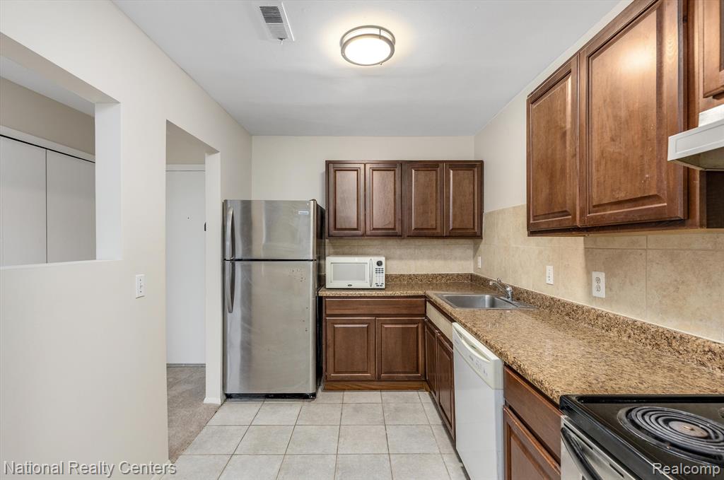 31993 W 12 MILE Road, 211, Farmington Hills, MI 48334 — Photo 8