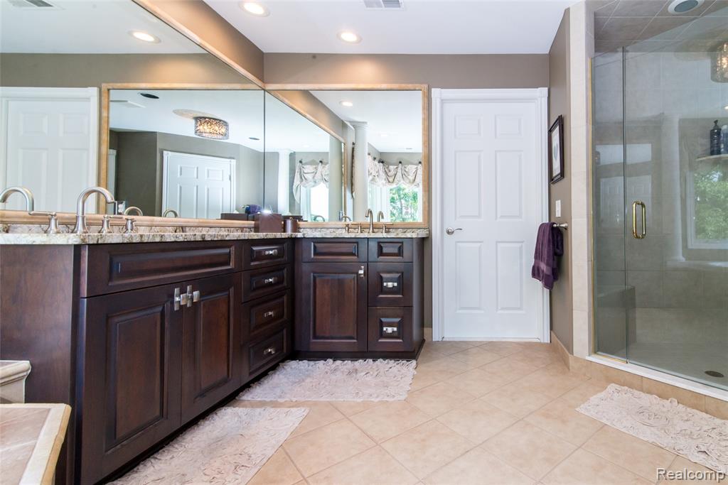 3166 W Beach Lake Drive, Milford, MI, 48380