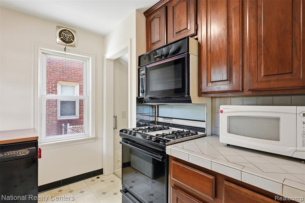 9951 Marion, Redford, MI 48239 — Photo 11