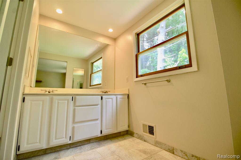 9296 Pine Hill Trail, Fenton, MI 48430 — Photo 14