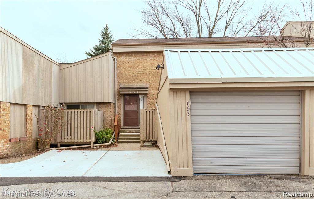 753 Oak Brook Ridge Drive, Rochester Hills, MI 48307 — front exterior