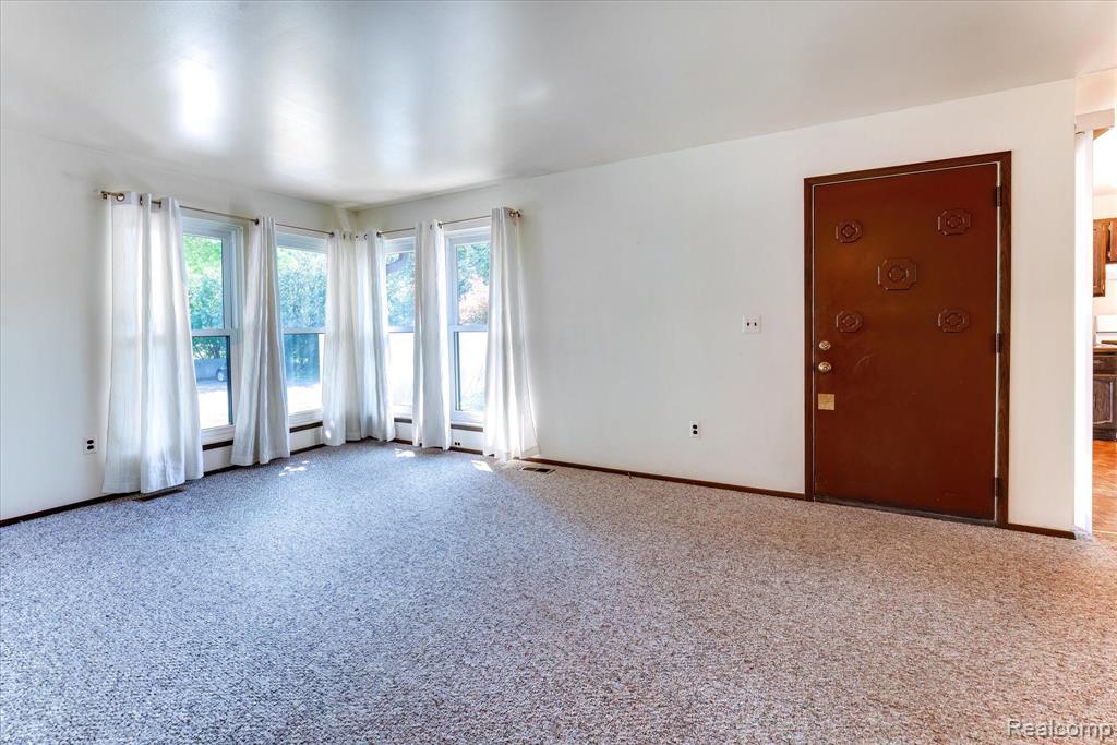 2702 ROUNDTREE Drive, Troy, MI 48083 — Photo 9