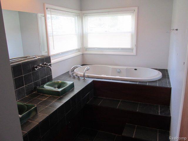40 REGENTS Drive, Troy, MI 48084 — Photo 10
