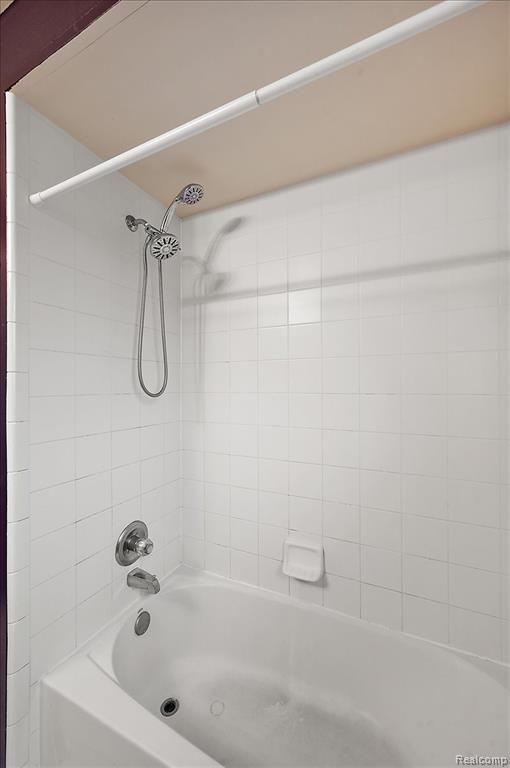 Main Bath Tub/Shower Combination