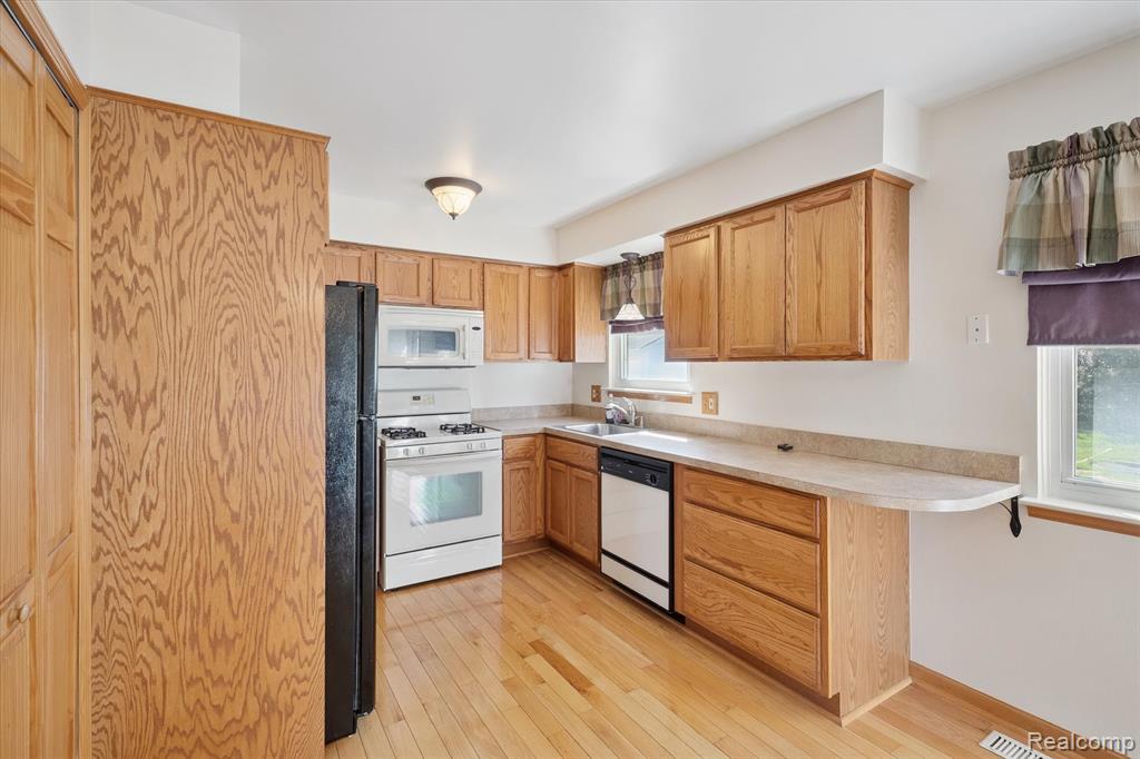 429 Cambridge Avenue, South Lyon, MI 48178 — Photo 11