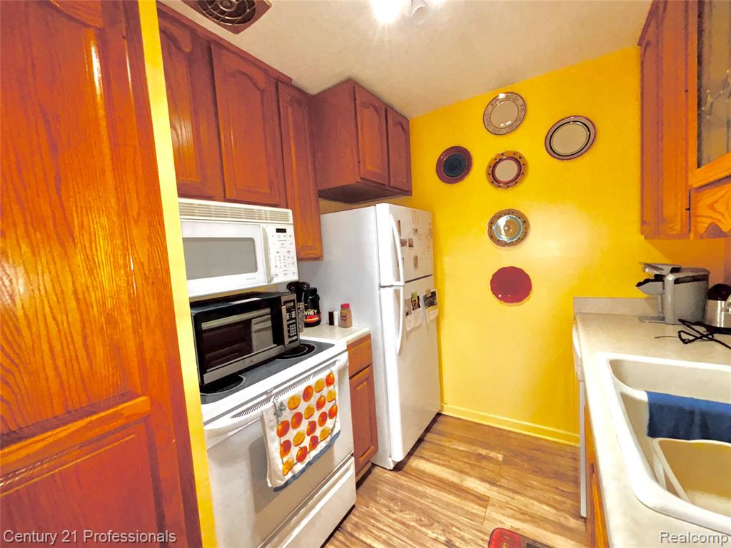 8203 Huntington Street, 15, Westland, MI — Photo 12