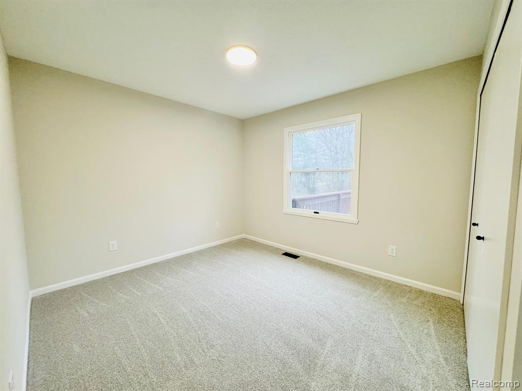 562 HALF ACRE Drive, Milford, MI 48380 — Photo 12