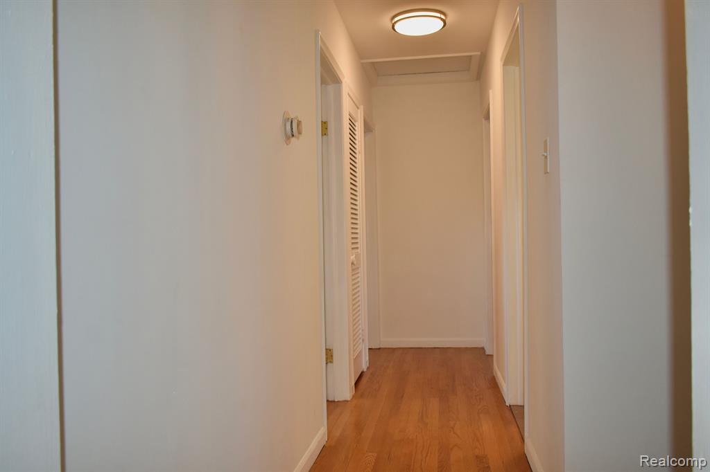 460 N EVANSDALE Drive, Bloomfield Hills, MI 48304 — Photo 16