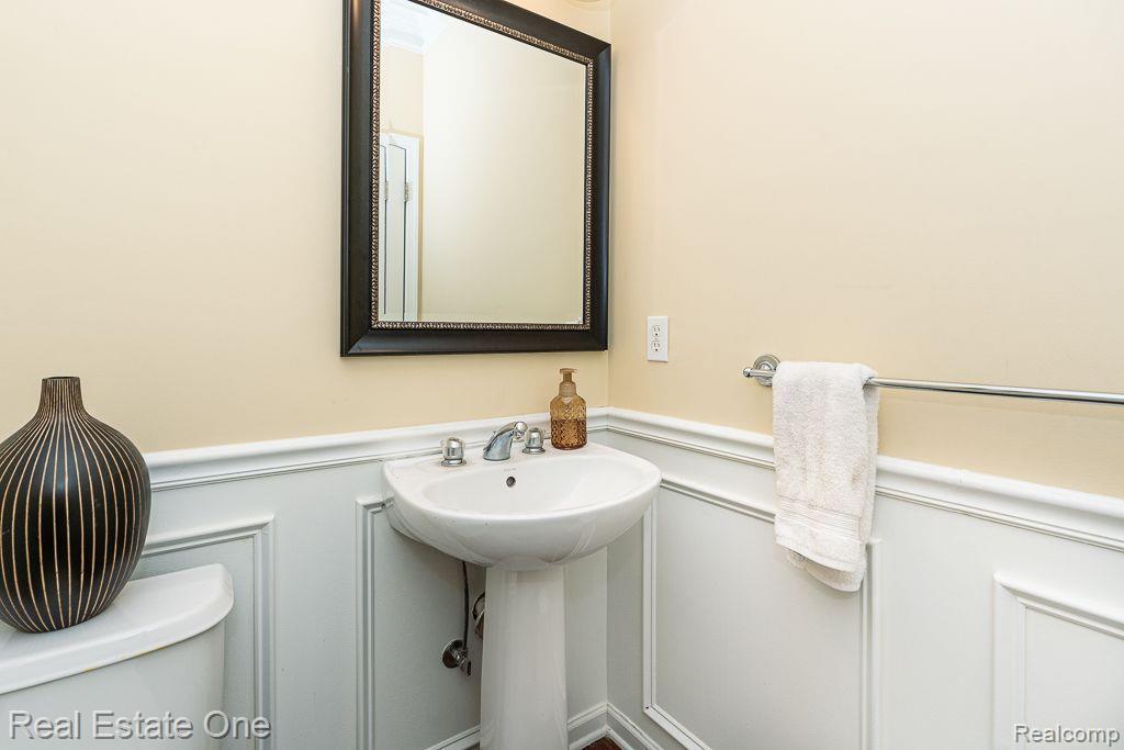 523 WYNSTONE Circle N, Oakland, MI — Photo 24
