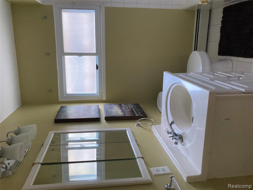 931 E Kalama Avenue, Madison Heights, MI 48071 — Photo 17