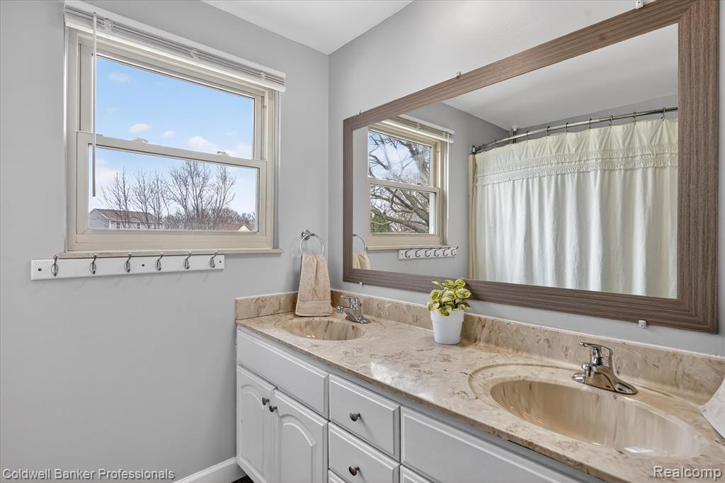 6163 King Arthur Drive, Swartz Creek, MI 48473 — Photo 20