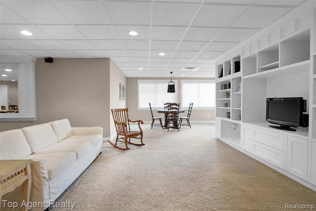 6369 Peach Tree Court, Rochester Hills, MI 48306 — Photo 38