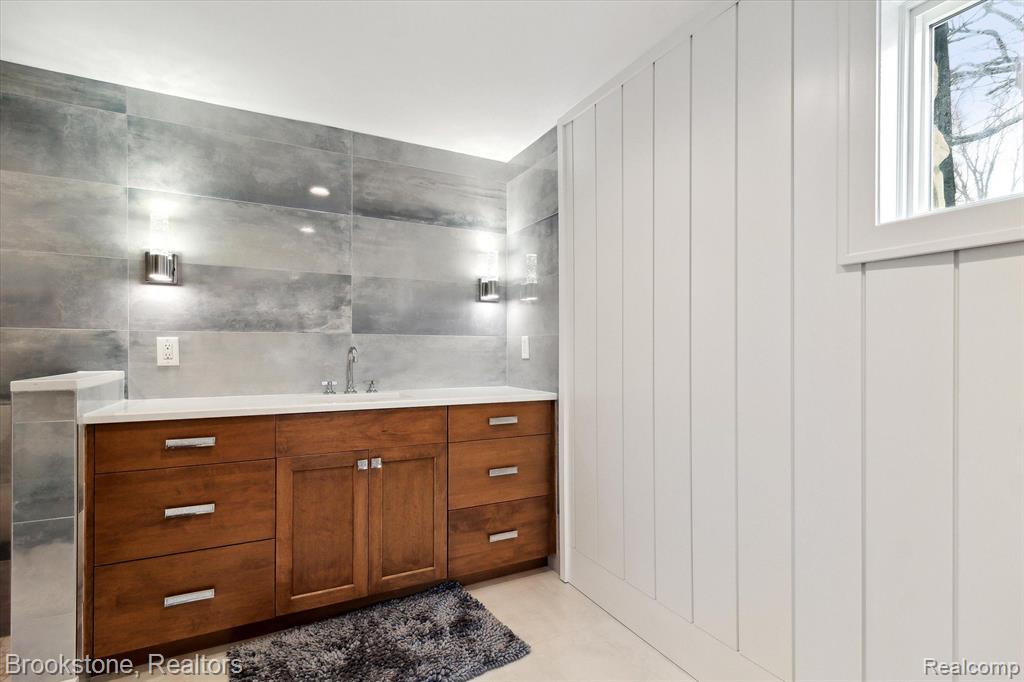 633 DETROIT Avenue, Lake Orion, MI 48362 — Photo 34