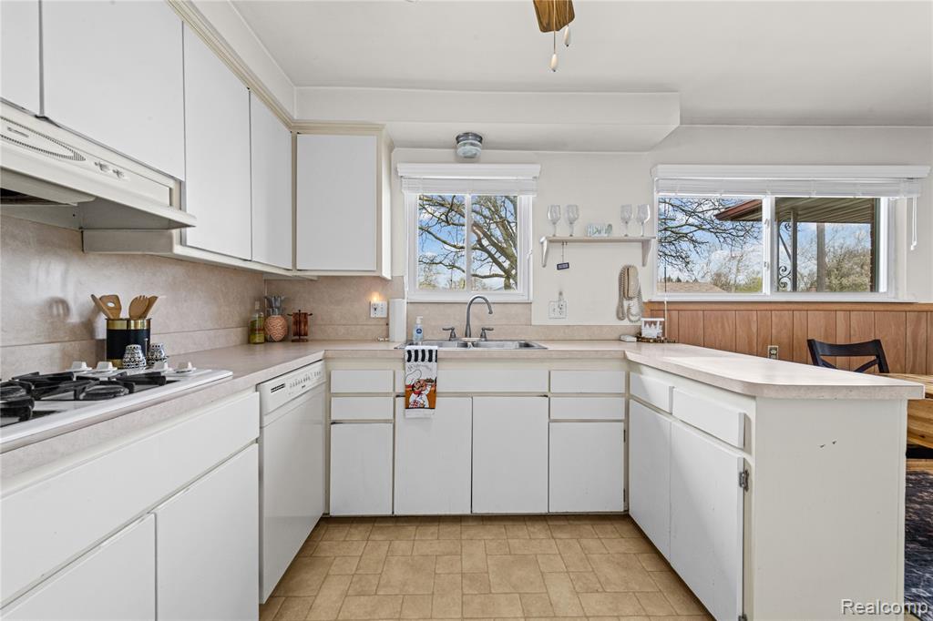 25629 Ridgeway Street, Dearborn Heights, MI 48127 — Photo 16