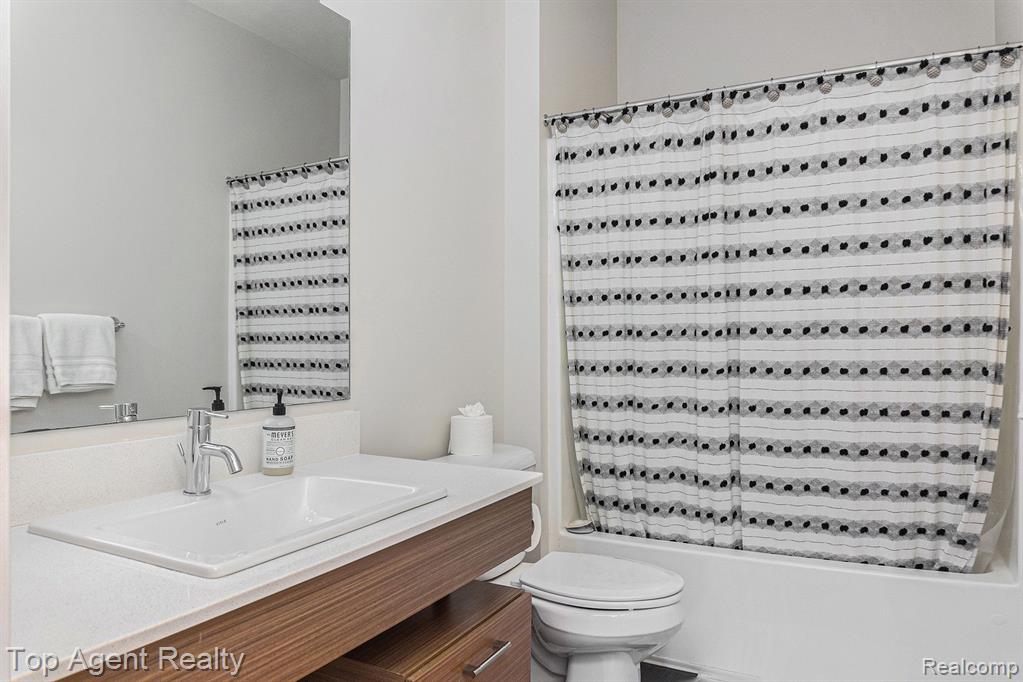 630 S GARFIELD Avenue, 202, Traverse City, MI 49686 — Photo 18