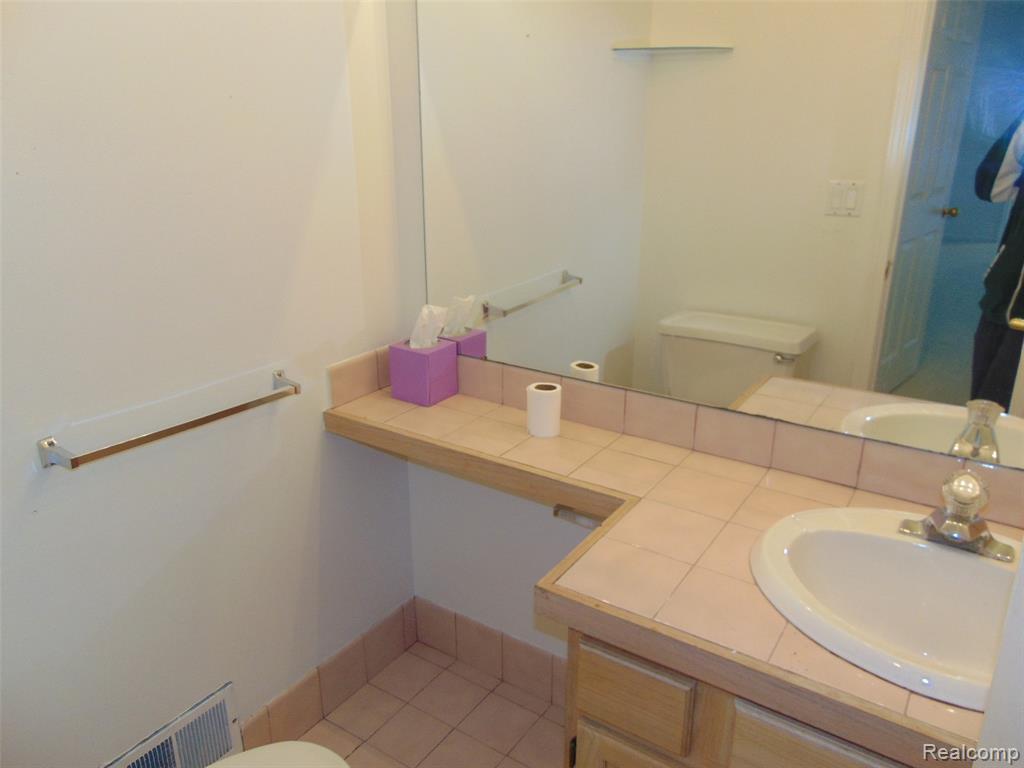 40601 LADENE Lane, Novi, MI — Photo 11