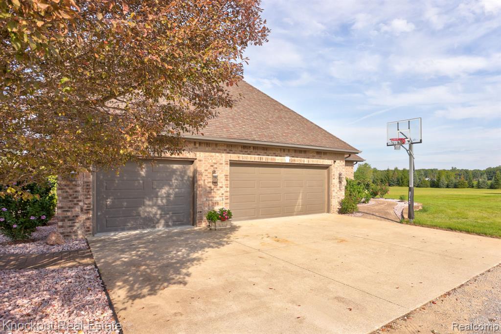 10205 Bradley Road, Frankenmuth, MI 48734 — Photo 45