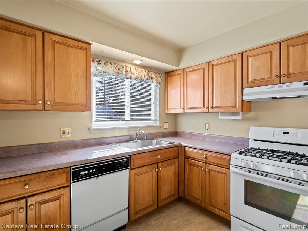 87 CARTER Drive, Troy, MI 48098 — Photo 11