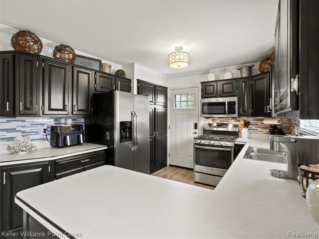 43092 Bond Court, Sterling Heights, MI 48313 — Photo 15