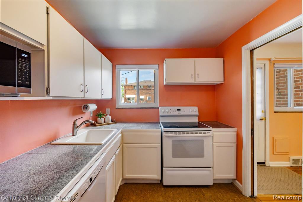 9917 MIDDLEBELT Road, Livonia, MI 48150 — Photo 18