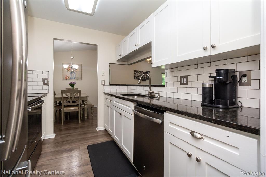 4293 BERKSHIRE Drive, Sterling Heights, MI 48314 — Photo 8