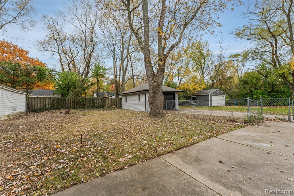 15751 W 14 Mile Road, Beverly Hills, MI 48025 — Photo 17